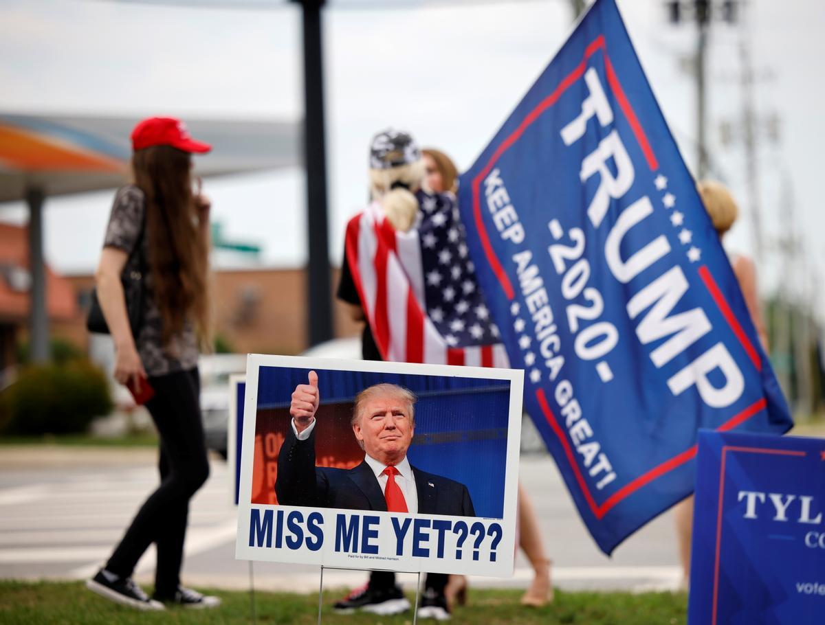 Seguidores del expresidente Donald Trump en un acto político del expresidente estadounidense en Carolina del Norte.