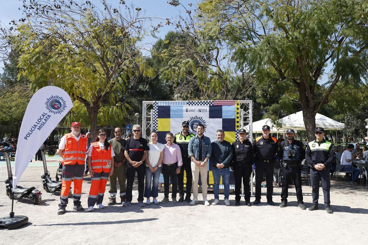 Las autoridades locales con los cuerpos representados.