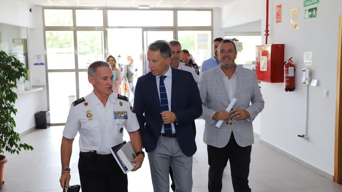 Fulgencio Gil charla con Ignacio del Olmo, Jefe Superior de Policía de la Región de Murcia.