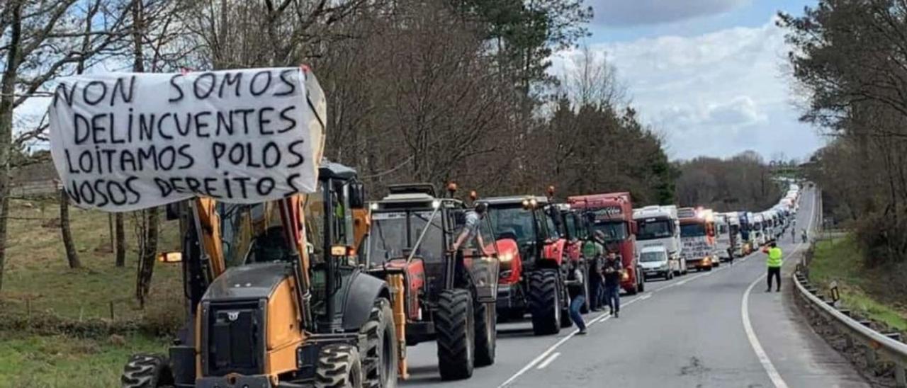 Parón de la marcha de transportistas en la N-525 dirección Silleda, a la altura de Ponte de Taboada. |   // BERNABÉ/ANA AGRA