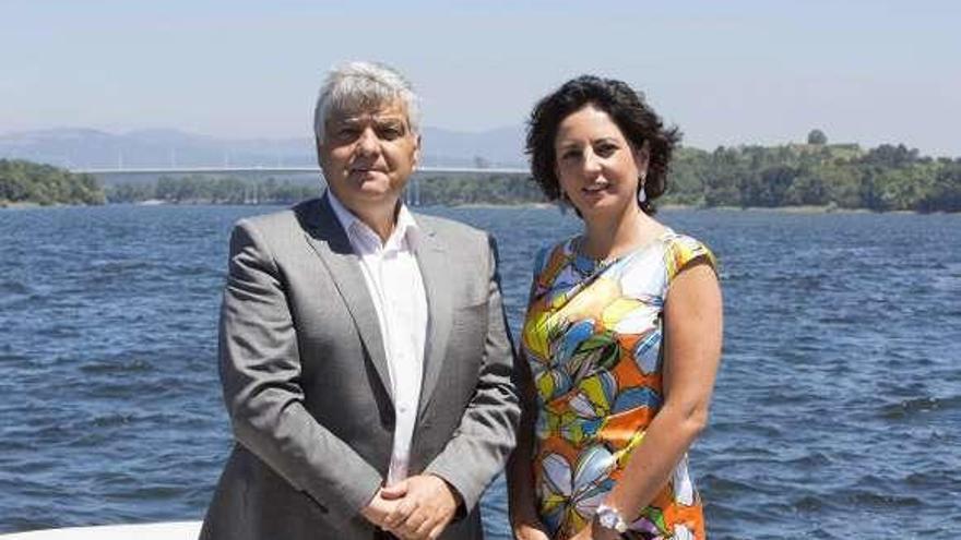 Fernando Nogueira, presidente de la Camara de Vila Nova de Cerveira, y Sandra González, alcaldesa de Tomiño. // D.B.M.