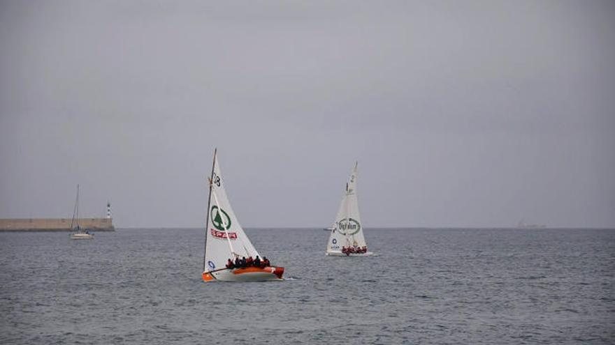 &#039;Guerra del Río&#039; (38) y &#039;Minerva&#039; (2) navegan dentro de la bahía en busca de la baliza de meta.