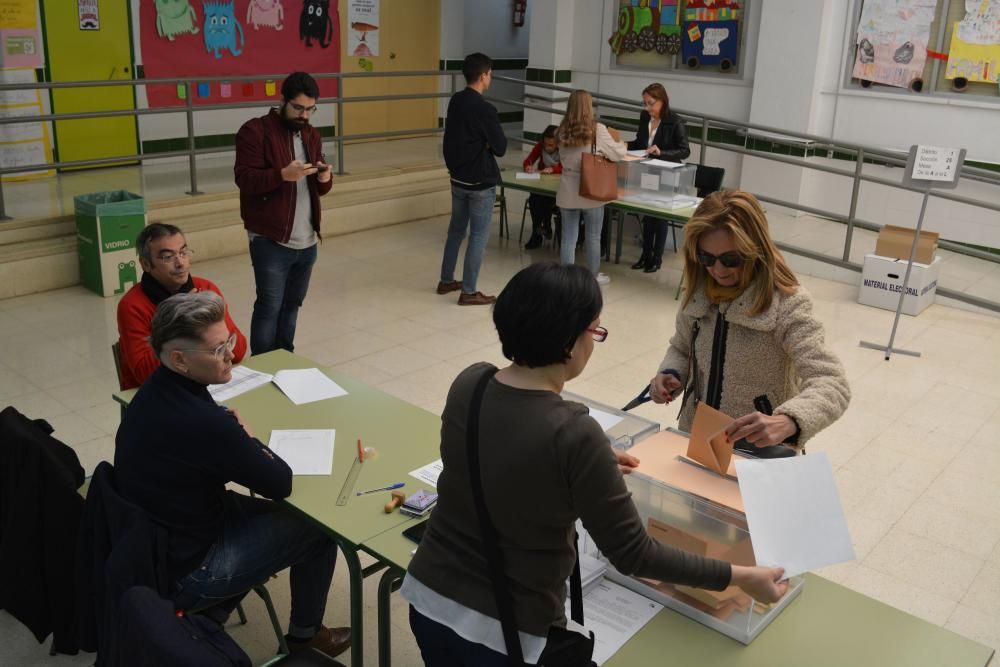 Los murcianos acuden a las urnas para votar en las