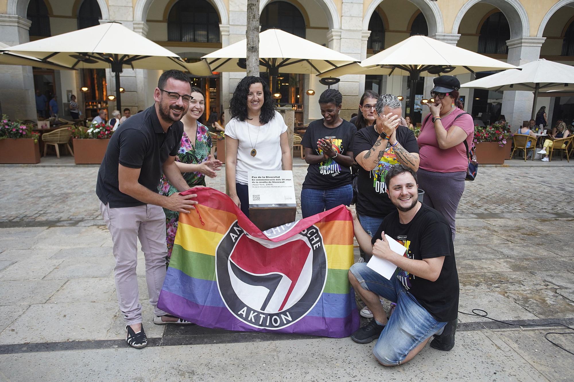 Les imatges de la restitució de la placa de Girona dels 50 anys de la revolta Stonewall