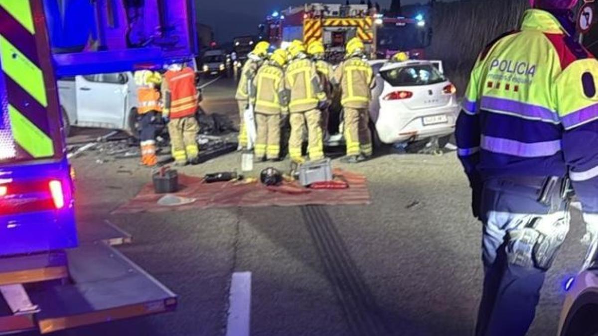 Els serveis d’emergències treballant al punt de l’accident a l’N-II a Biure.