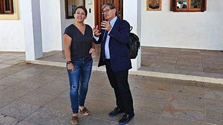 Alejandra Ferrer y el presidente del Parlament Viçenc Thomàs a su llegada al Consell.