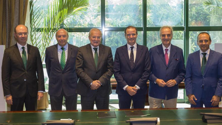 Unicaja y la Agrupación de Cofradías han firmado un convenio de colaboración por el centenario agrupacionista.
