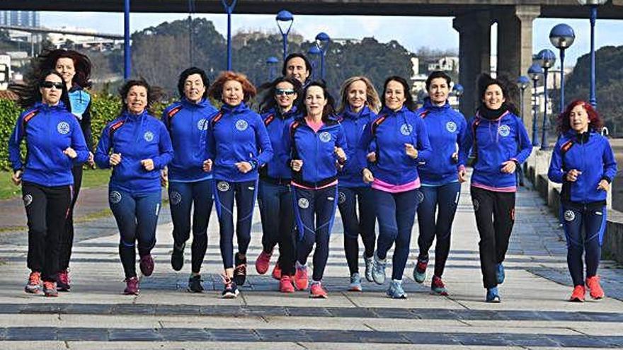 Las medallistas del Club Atletismo Sada en el Campeonato de España máster en pista cubierta, disputado en Ourense, durante un entrenamiento por el paseo de la ría de O Burgo.