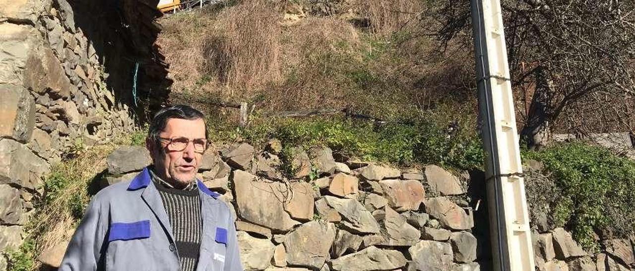 Francisco Sánchez, junto a la ladera que pone en peligro su vivienda en San Juan de Beleño.