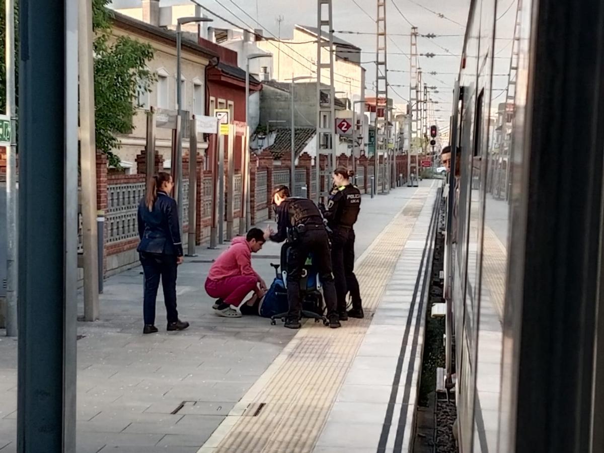 Agentes de la Policía Local de Benifaió han asistido a la joven desvanecida en el andén tras bajarla del tren.