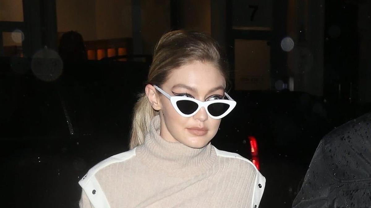 Gigi Hadid con gafas de sol retro