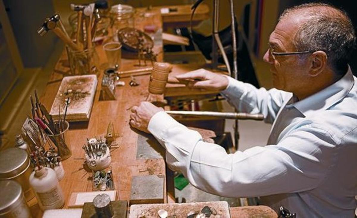 Joan Doménech treballa al seu taller de la rellotgeria El Pèndol de Barcelona, ahir. Joan Doménech treballa al seu taller de la rellotgeria El Pèndol de Barcelona, ahir.