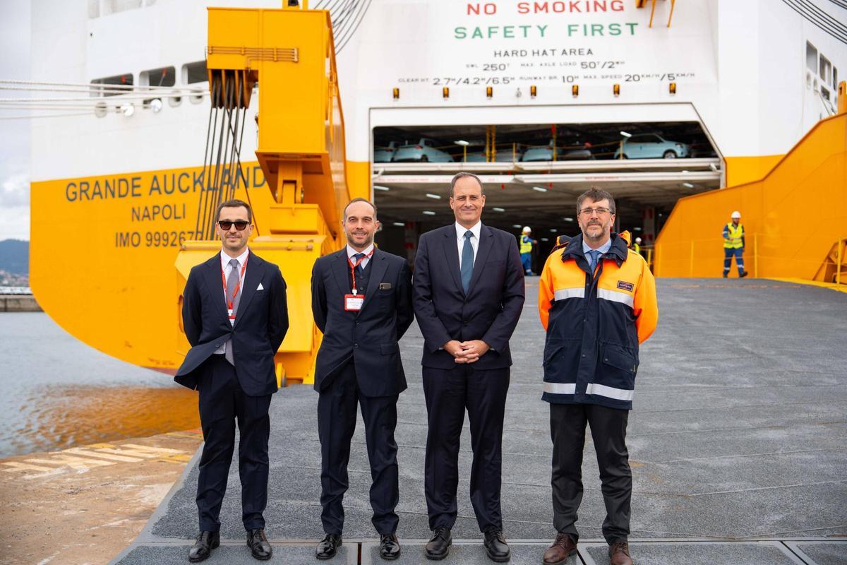 Carlos Botana y Rubén Marín, con los responsables de Grimaldi.