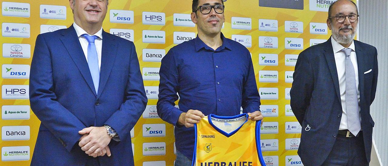 De izquierda a derecha, Francisco Castellano, consejero de Deportes; Willy Villar, director deportivo del Granca, y Enrique Moreno, presidente del club claretiano. | | ANDRÉS CRUZ