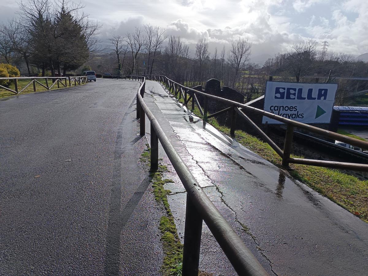 La senda de Cascos, junto a la N-625.