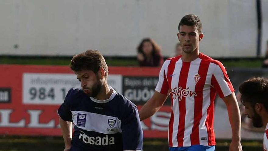 Dani Pevida en el partido ante el Sporting B.