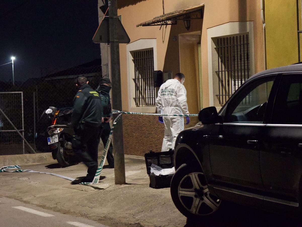 Los agentes en el lugar del crimen, la noche de este viernes.