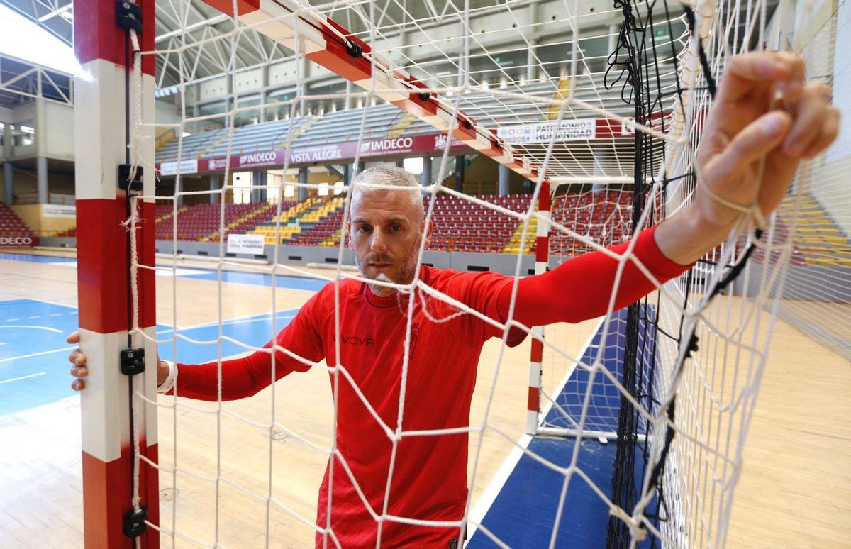 Miguelín, en una de las porterías de Vista Alegre tras una sesión de entrenamiento.