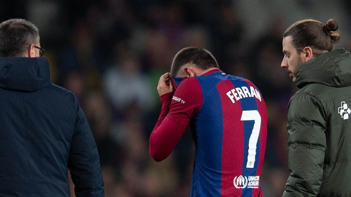 Ferran Torres abandona abatido Montjuïc tras sufrir una lesión muscular ante Osasuna.