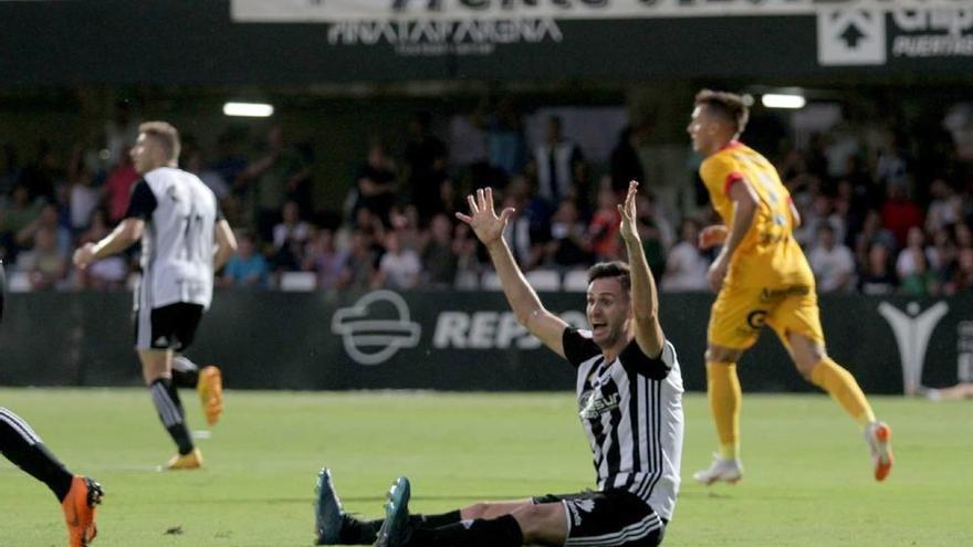 Rubén Cruz, en el suelo, protesta una acción durante el partido del pasado domingo.