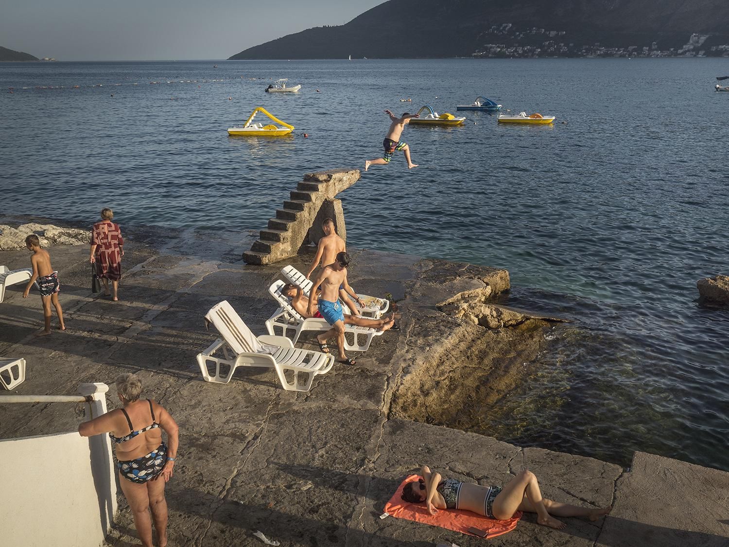 Bañistas en Herceg Novi, Montenegro