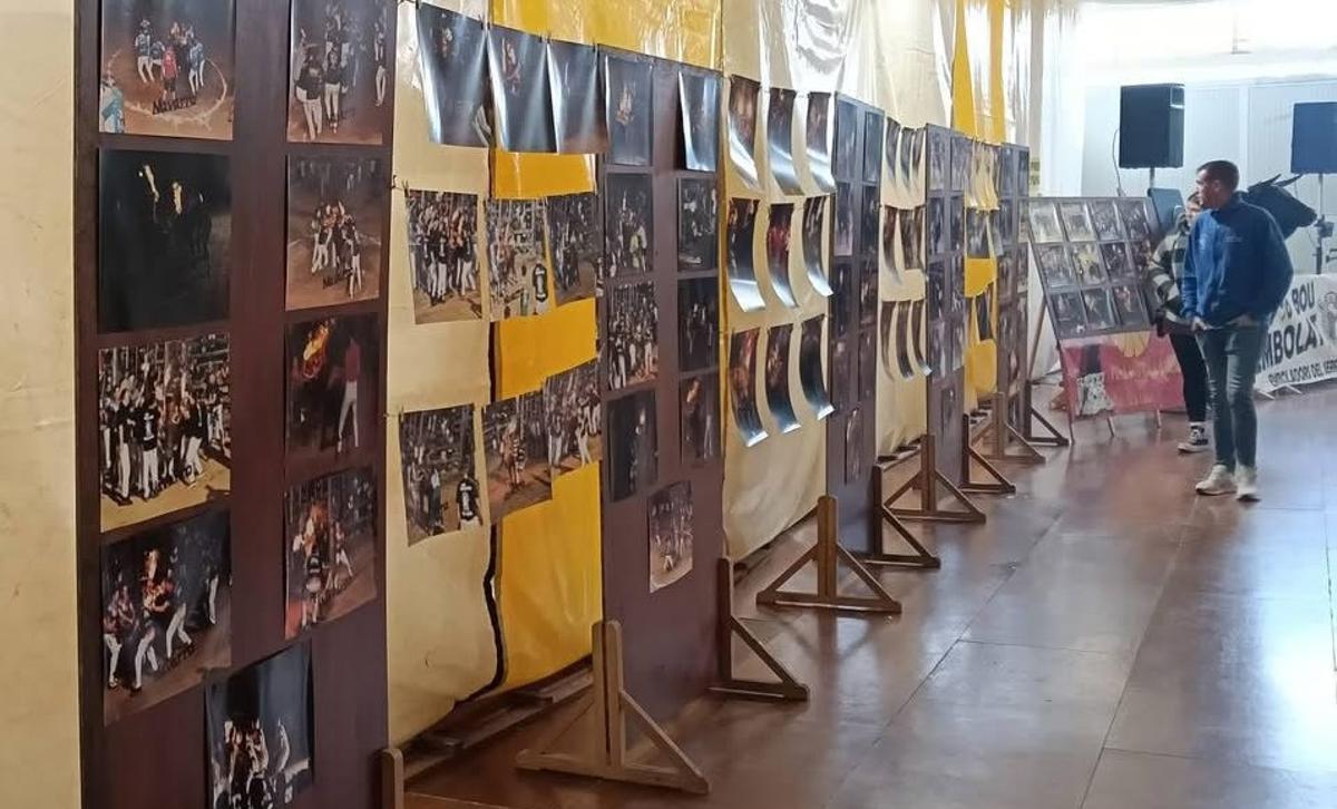 La exposición reunió 160 fotografías en la carpa multiusos.