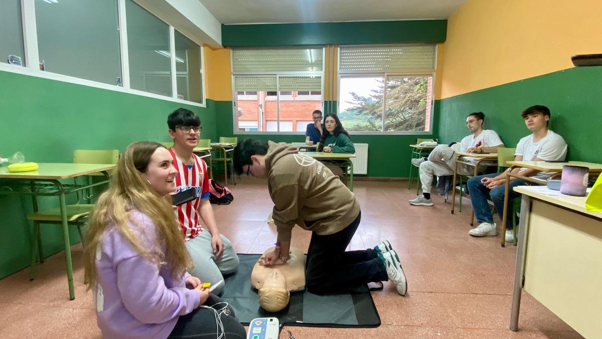 Un momento del curso impartido este lunes en el IES Ramón Areces.