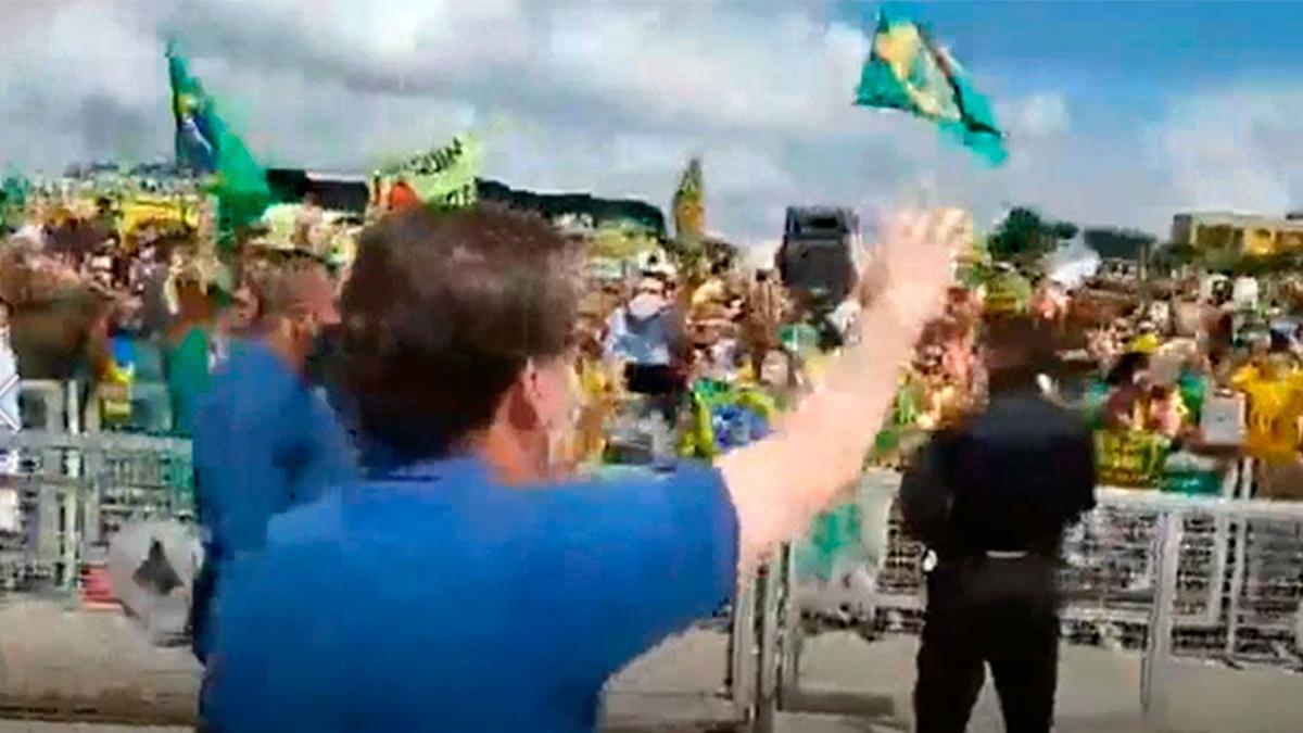Bolsonaro acude a manifestación con ministros y destaca la aglomeración