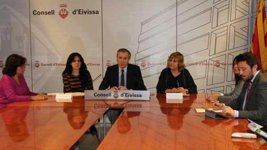 El presidente del Consell, Vicent Serra, y la consellera de Familia y Servicios Sociales, Sandra Fernández.