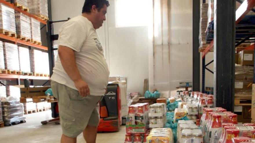 Un trabajador del Banco de Alimentos, ayer en su sede.