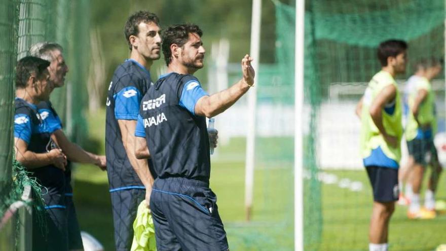 El técnico da indicaciones ante su ayudante David Dóniga.