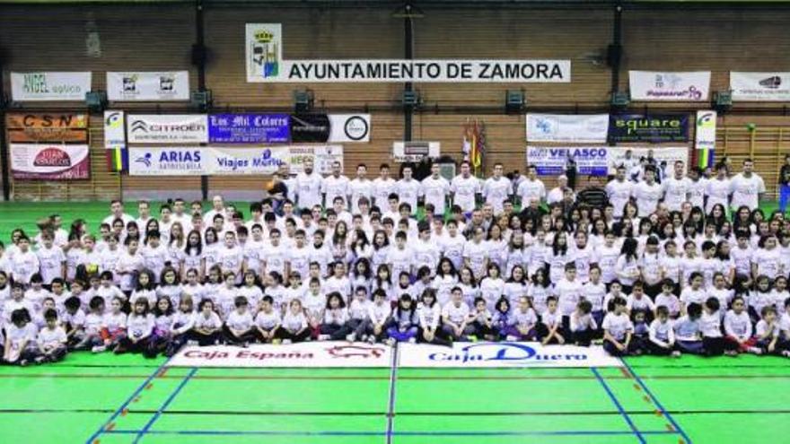 Foto de familia de los técnicos, miembros y jugadores que forman parte de la Escuela Municipal de Balonmano de Zamora.