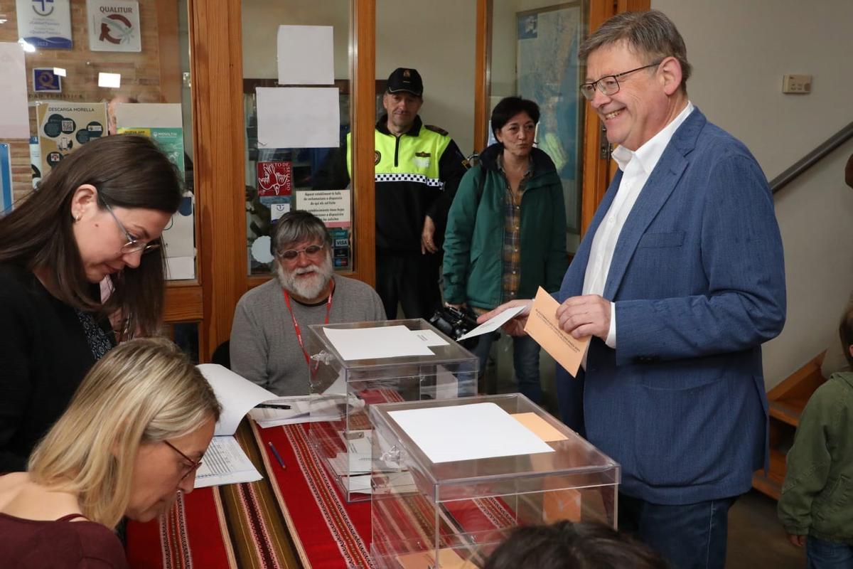 El president de la Generalitat y candidato socialista a la reelección, Ximo Puig, vota en Morella (Castellón)