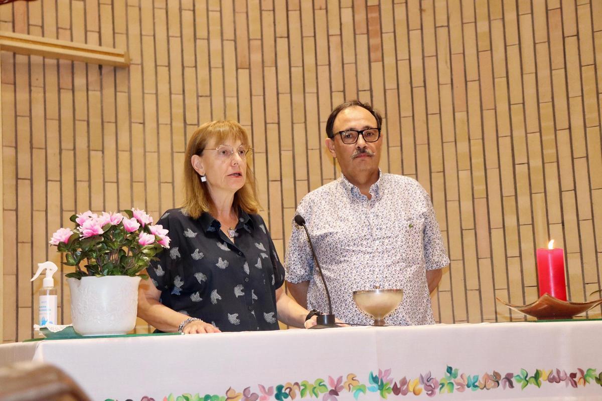 Nativitat Costa i el seu marit, dirigint una Celebració de la Paraula a Figueres.