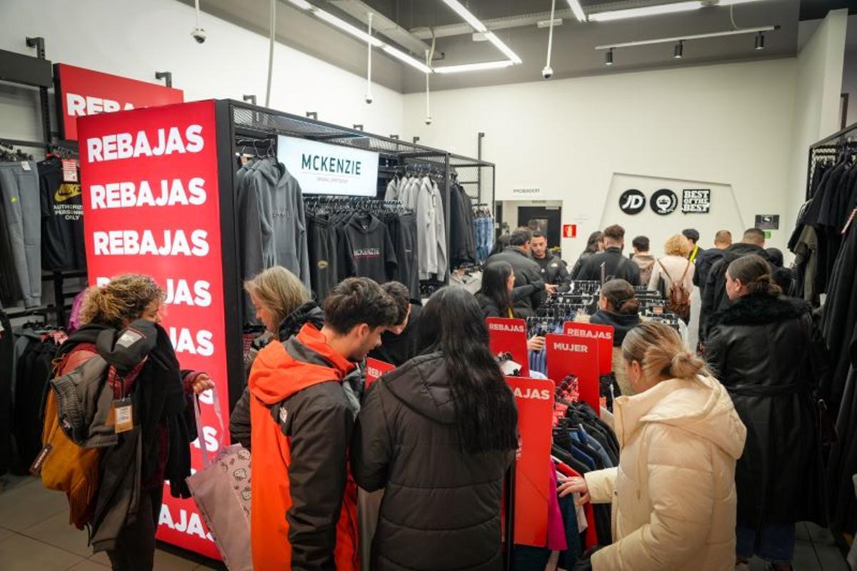 Clientes en el interior de una de las tiendas de ropa de El Faro (Badajoz).