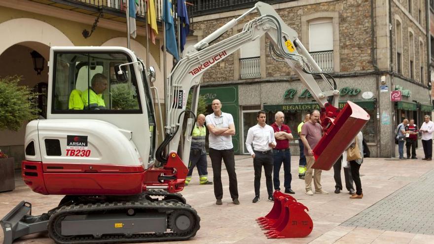 Langreo adquiere una pala para la limpieza de cunetas en las carreteras del concejo