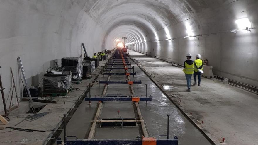 El Consell comienza a instalar la superestructura de vías en el túnel de la Serra Grossa