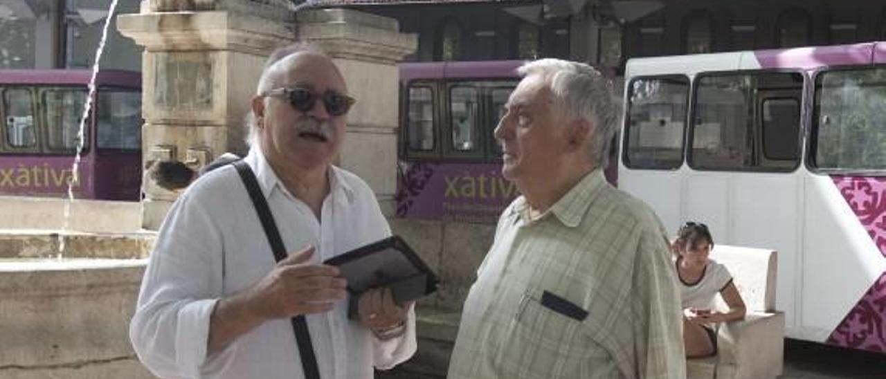 Carod-Rovira visita Xàtiva guiado por el cronista de la ciudad