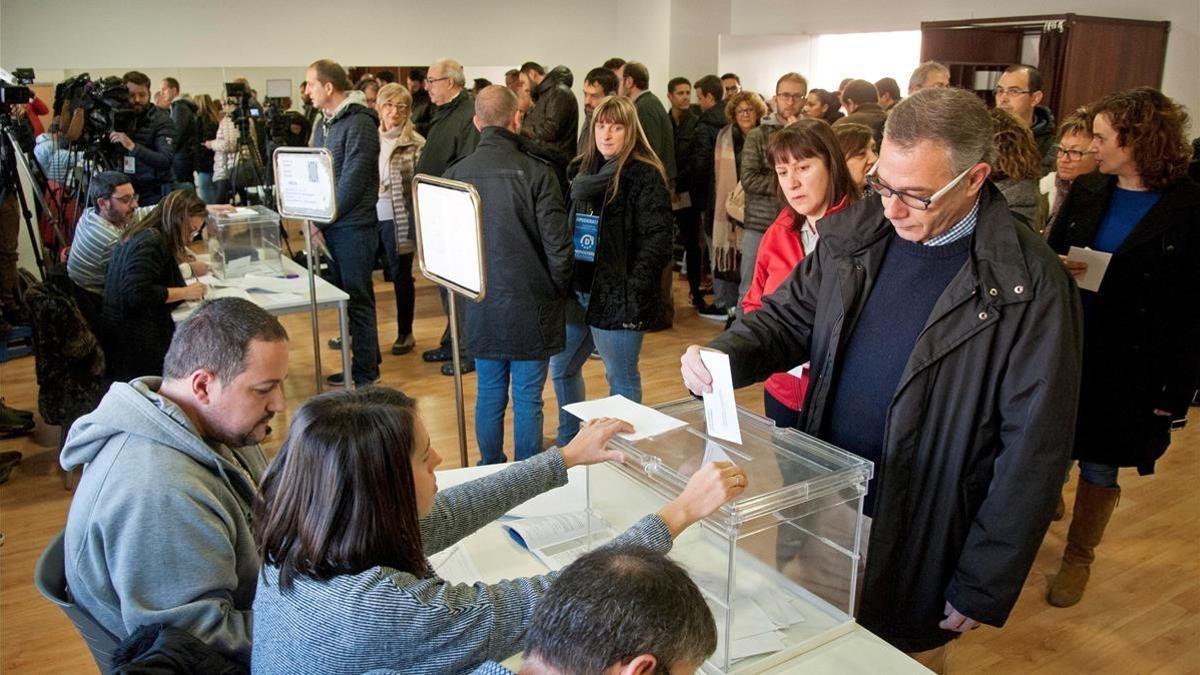 Voto en el colegio electoral de Sant Julià de Ramis (Gironès)