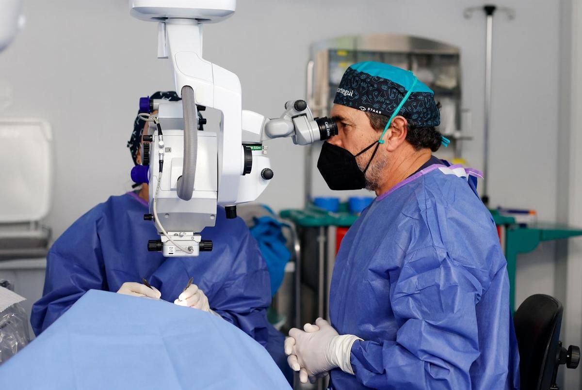 La cirugía refractiva láser y la cirugía refractiva con lentes intraoculares corrigen los defectos refractivos de manera precisa.