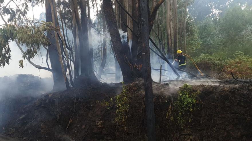 Incendio intencionado a 30 metros de las casas de Paredes en O Grove