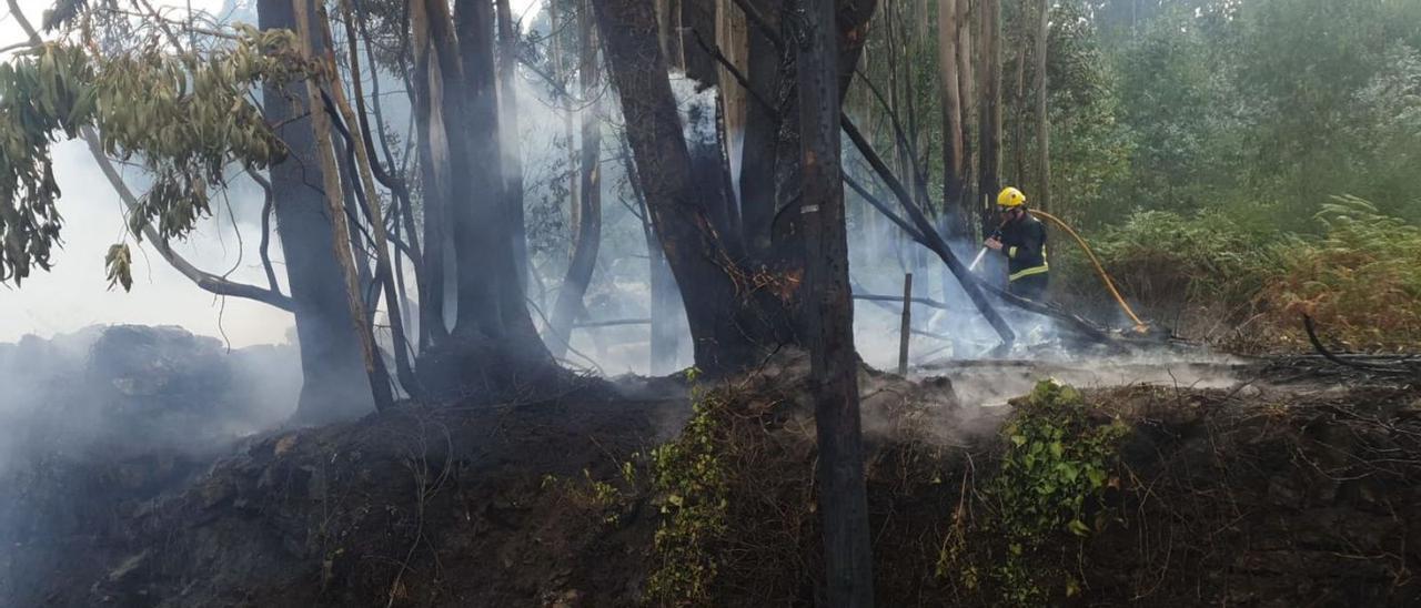 Un operario de Emerxencias en el operativo de extinción del fuego en Paredes.   | // FDV