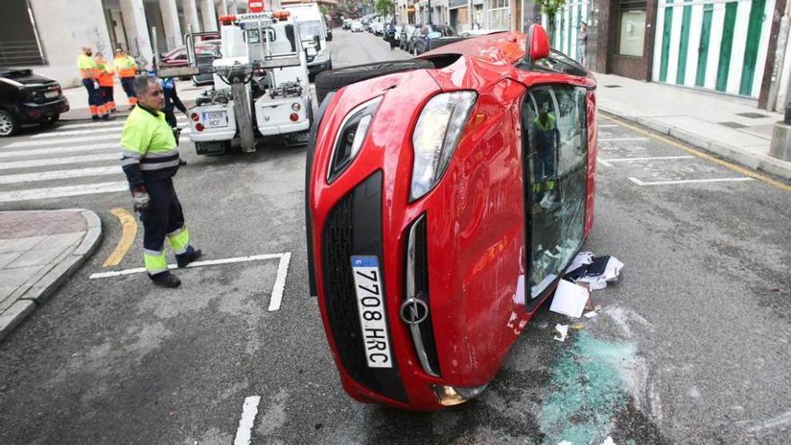 Vuelca un vehículo en la calle Fernando Alonso y su conductor sale ileso