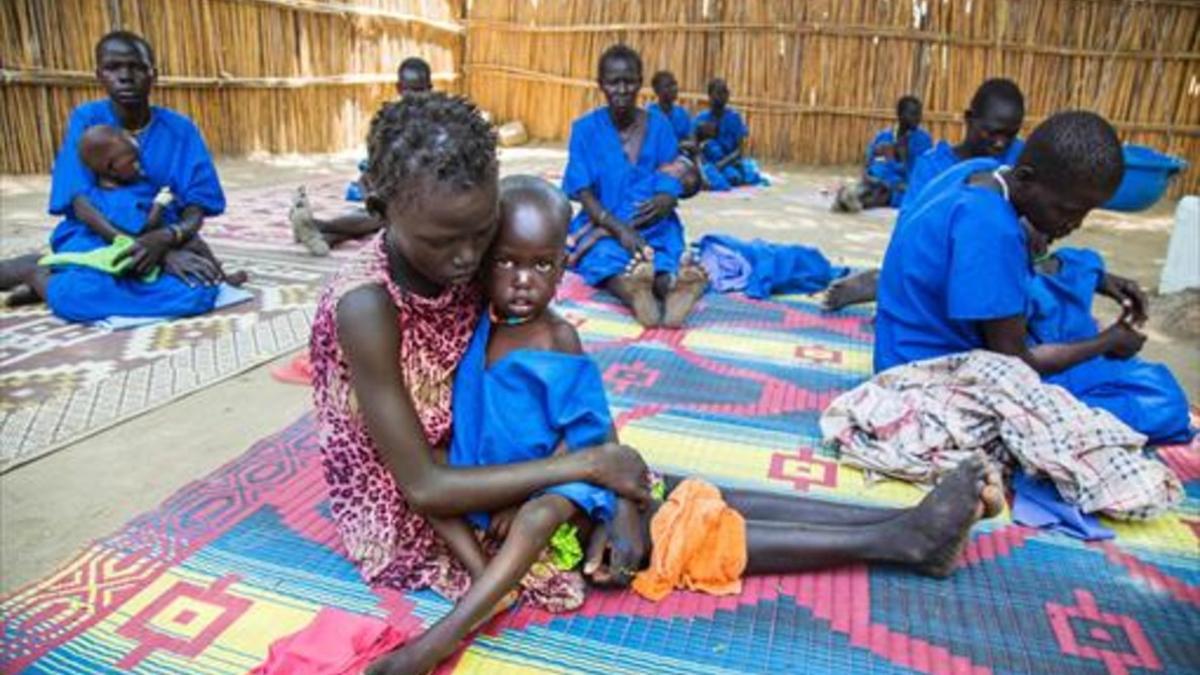 Mujeres con sus hijos desnutridos en un centro de acogida de Ganyiel Panyijiar, en Sudán del Sur.