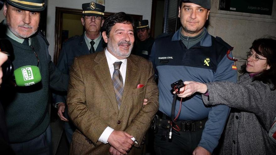 El ex director general de Trabajo, Francisco Javier Guerrero (c), sale del juzgado donde prestó declaración ante la juez Alaya en 2013.