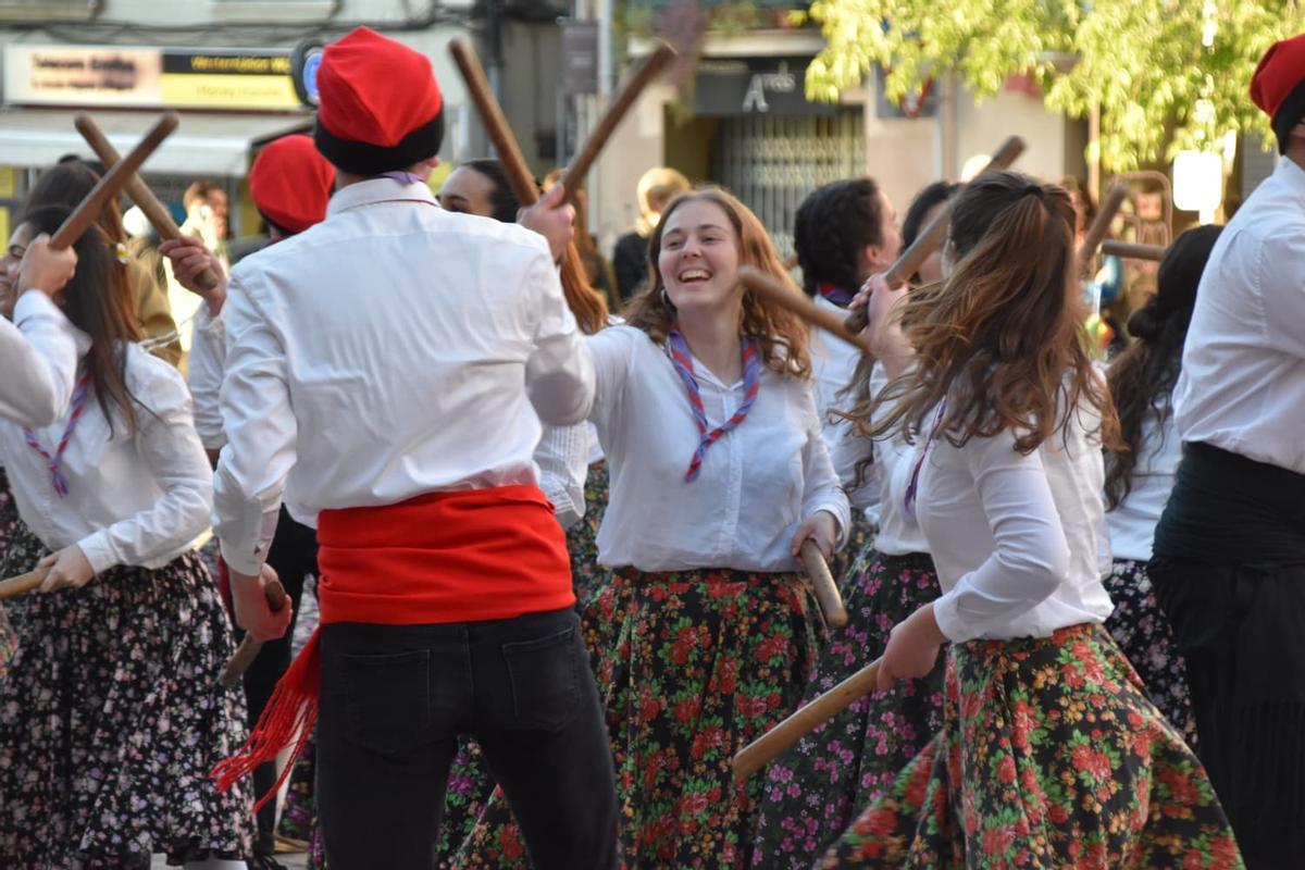 Ball de bastons de les caramelles de l'Esplai Safa a la plaça d'Europa