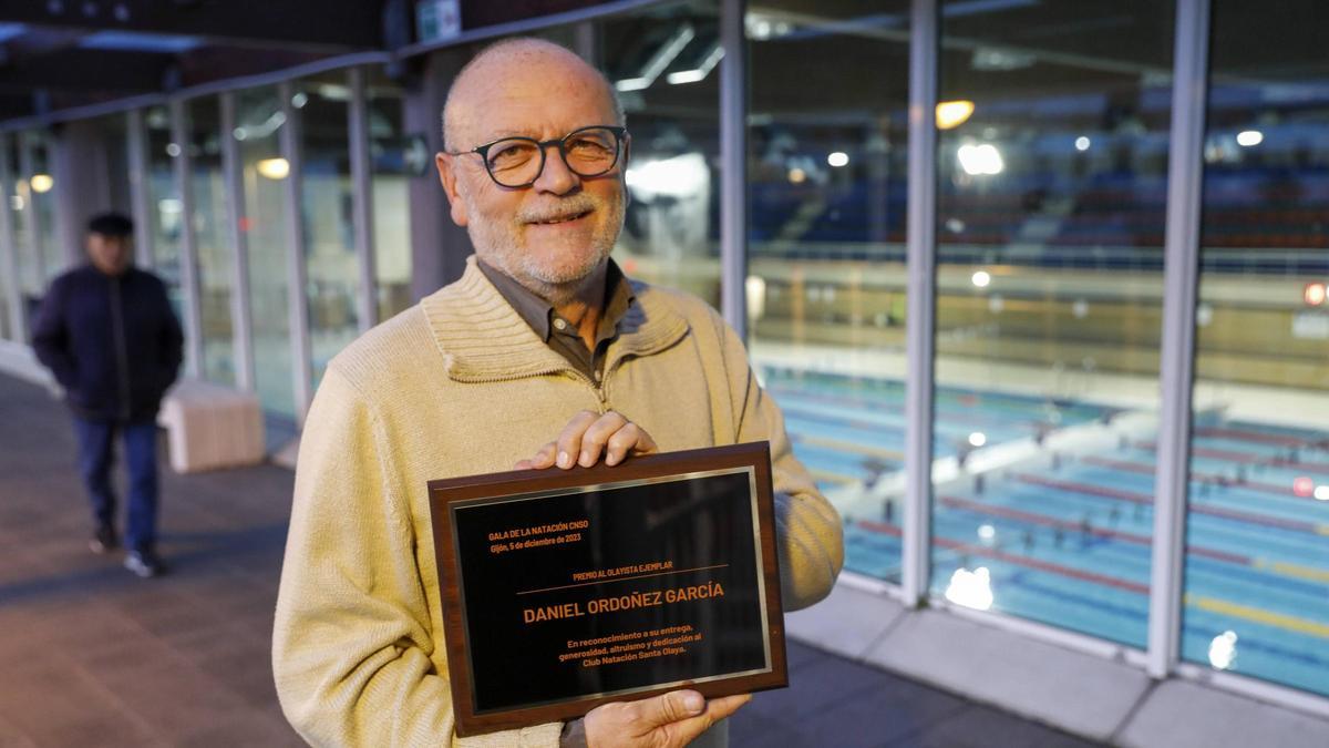 Daniel Ordóñez García, en el Club de Natación Santa Olaya, con su reconocimiento como "Olayista Ejemplar".