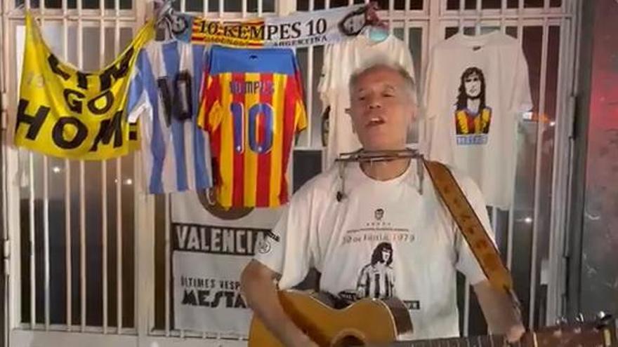 VÍDEO VALENCIA CF | Homenaje de ‘úvaM’ a los 50 años del debut de Kempes