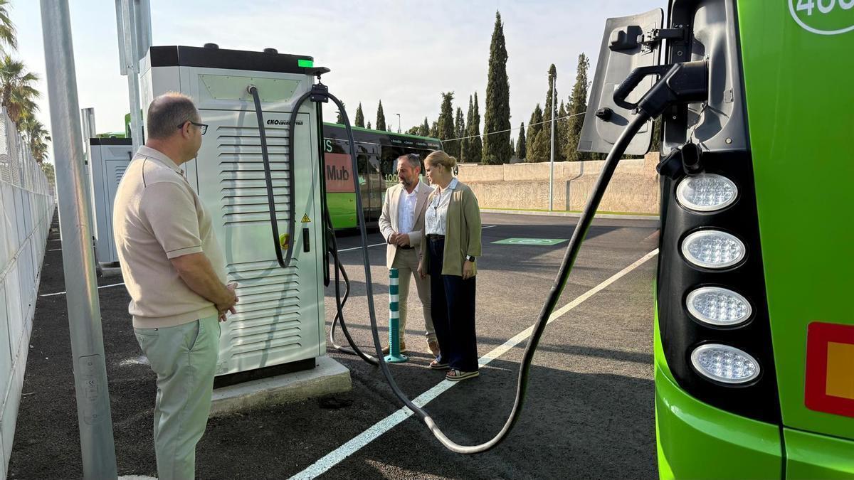 El director general de Movilidad y Transportes, José Antonio Verdú, y la alcaldesa de Alcantarilla, Paqui Terol, supervisan la puesta en funcionamiento de los puntos de recarga de autobuses eléctricos ubicada en Alcantarilla