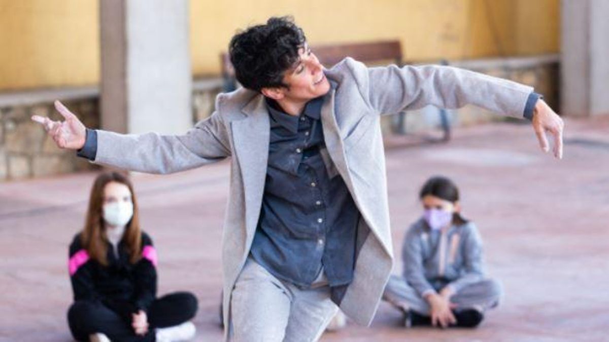 'Pols' es una pieza breve de calle o de espacios no convencionales para todos los públicos, es un soliloquio sobre la personalidad, un espectáculo de danza contemporánea que reflexiona sobre la identidad de género y su necesaria normalización.